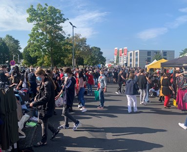 Markt Hennef, Mädelsflohmarkt bei XXXLutz (ehemals Möbelhaus Müllerland)