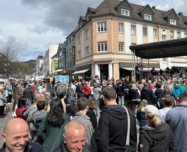 Markt Gummersbach, Riesen Stadtflohmarkt in der Fußgängerzone. Nur 2x im Jahr!