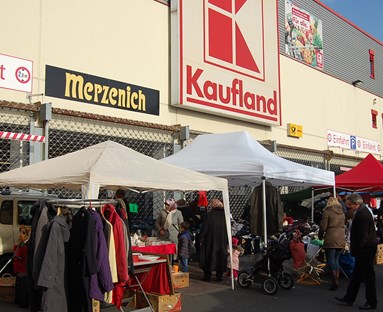 Markt Köln-Mülheim, Trödelmarkt beim Kaufland