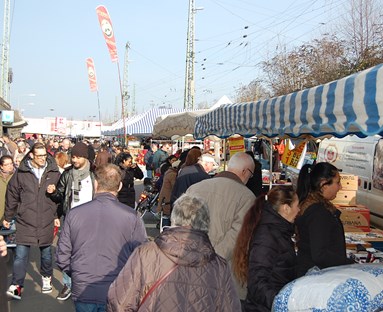 Markt Köln-Mülheim, Trödelmarkt beim Kaufland