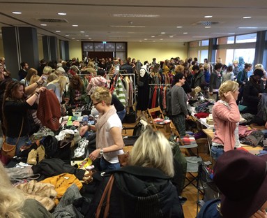 Markt Siegen, Mädelsflohmarkt in der beheizten Siegerlandhalle